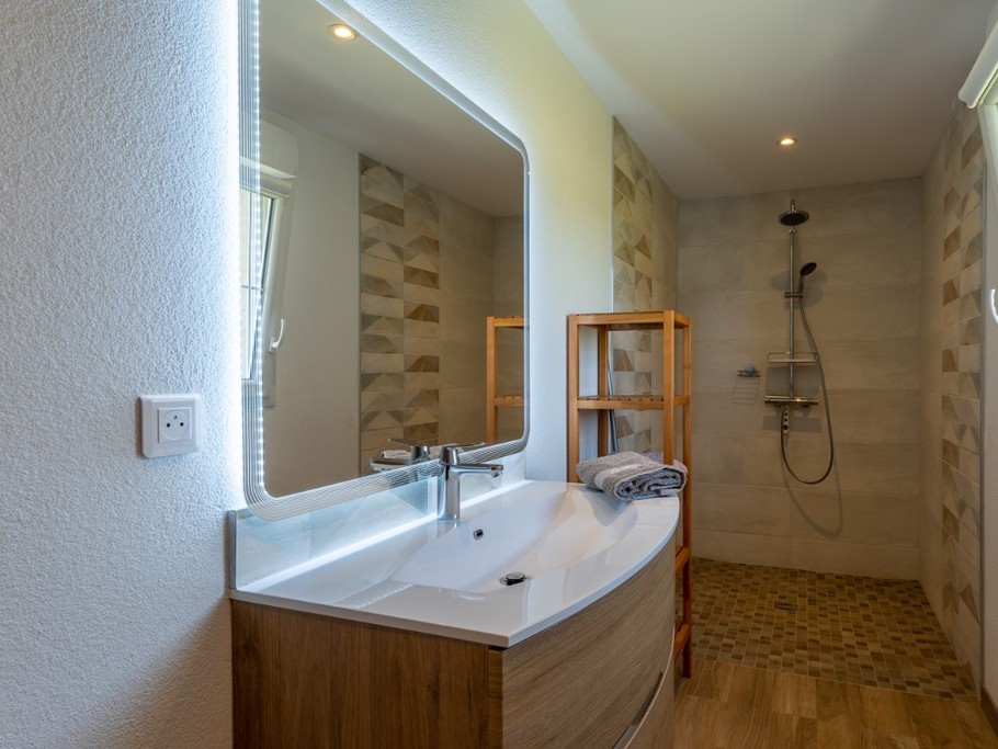 Spacieuse salle d'eau avec grande douche à l'italienne