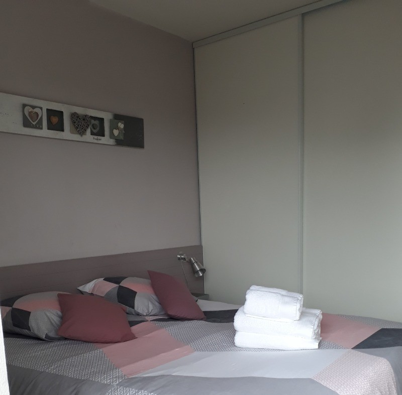 Appartement 2 pièces duplex vue mer à 50m de la plage de sable fin de Trestel, meublé de tourisme 3 étoiles, Trévou-Tréguignec, Côtes d'Armor - Bretagne - chambre parentale