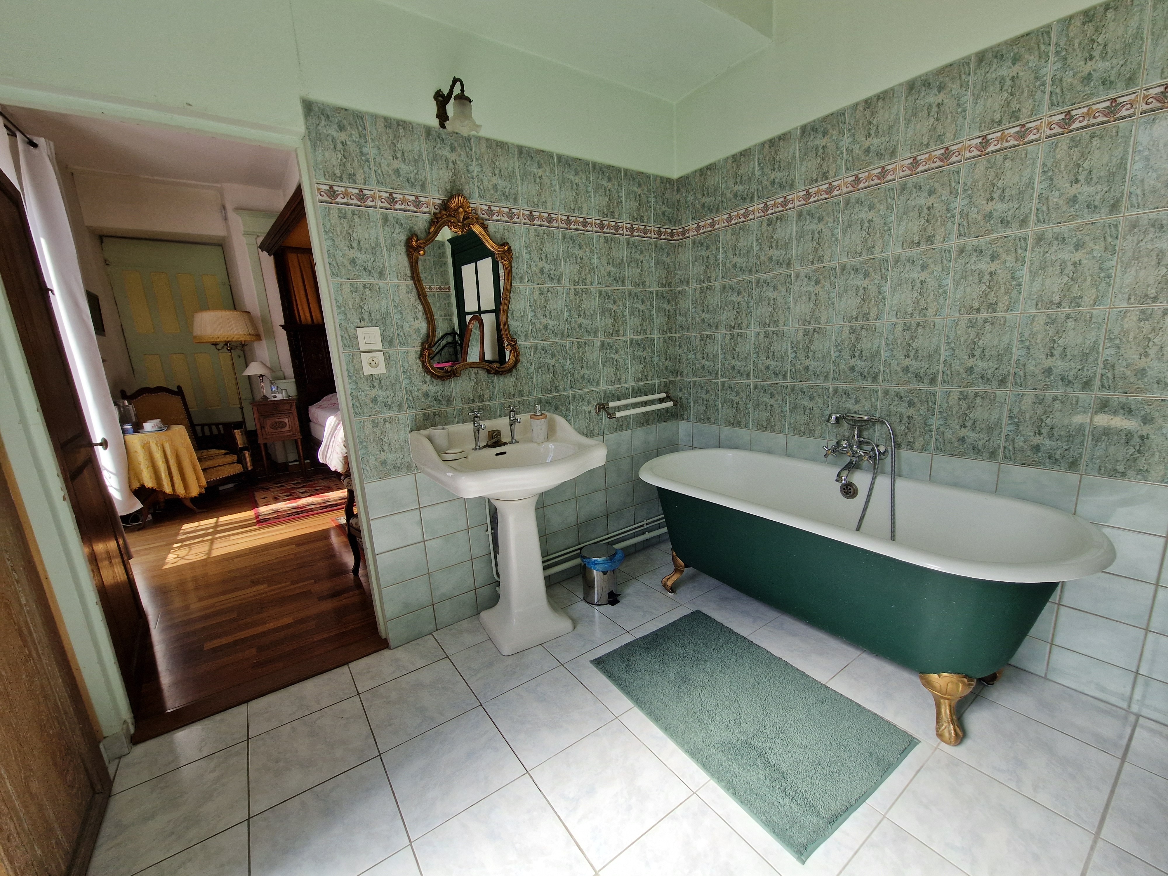 Grande salle de bains spacieuse - Chambres d'hôtes Le Val du Roy