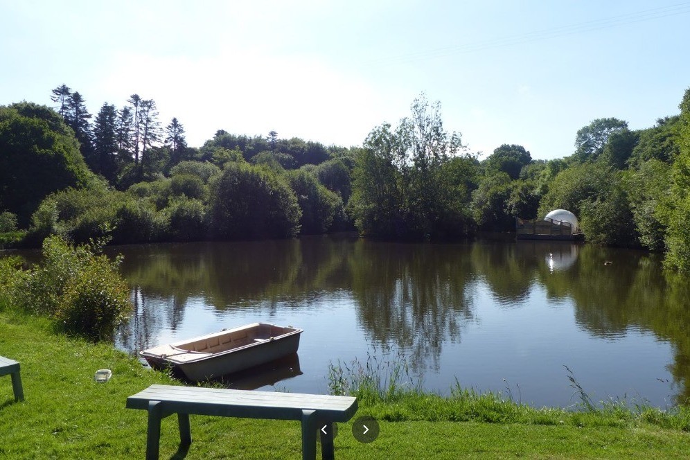 Etang avec barque sur le domaine de plusieurs héctares
