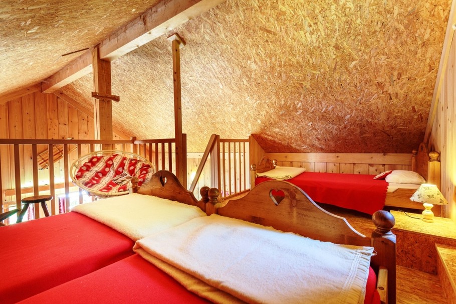 Couchages de la mezzanine composés de trois lits simples