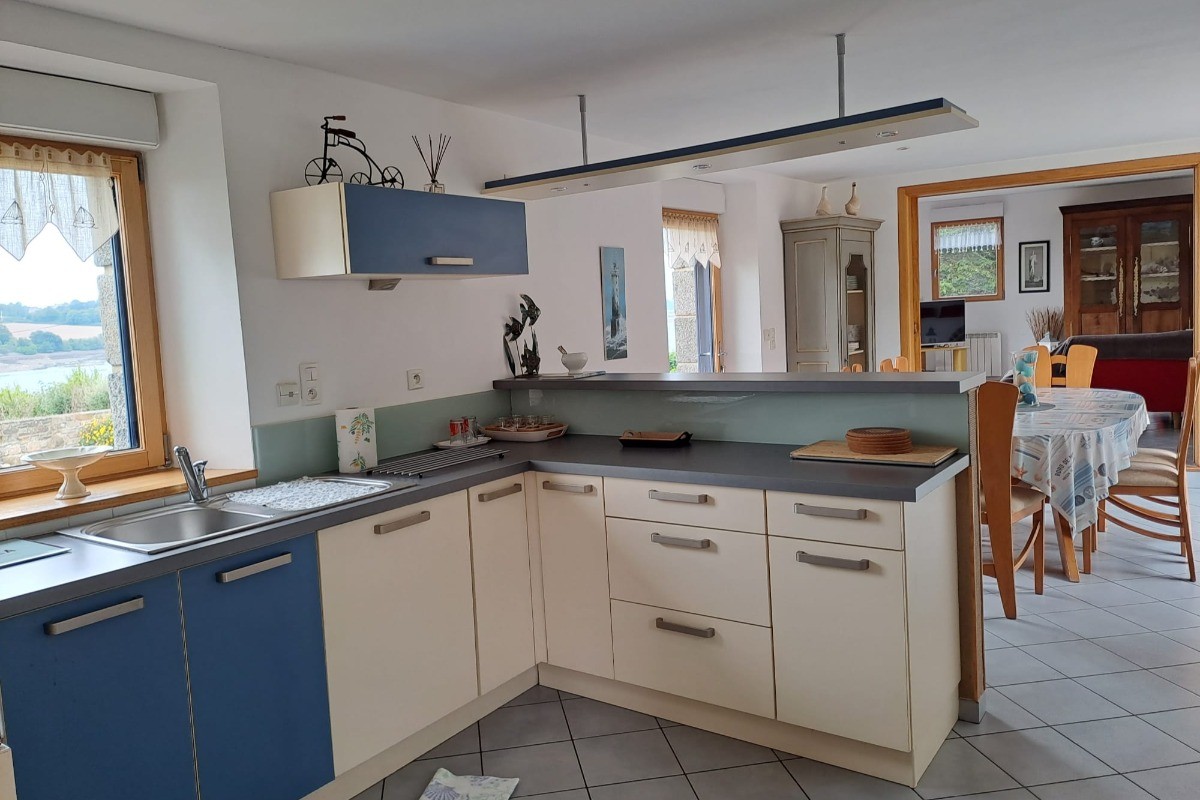 Location, Kerbors, Clévacances, Hegaret, pièce de vie avec espace cuisine
