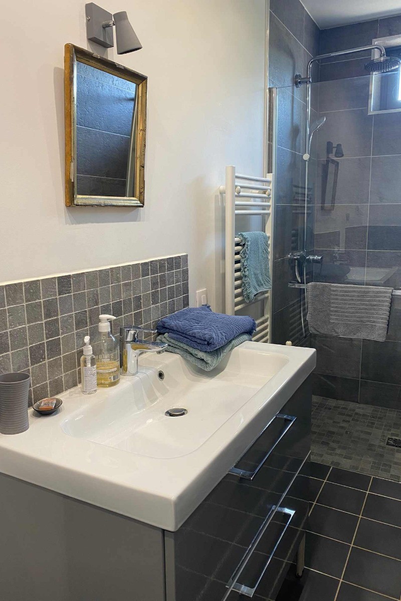 Salle d'eau avec doucha à l'italienne