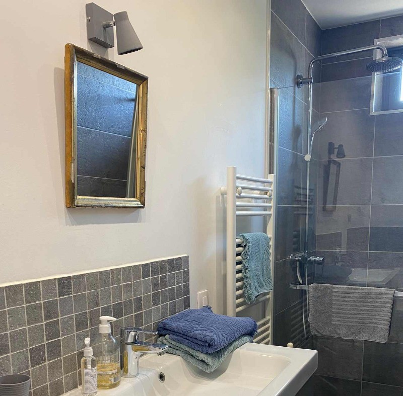 Salle d'eau avec doucha à l'italienne