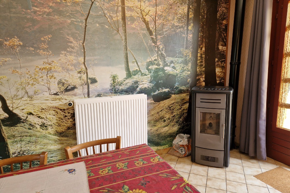 Poêle à granules dans la salle à manger - Gîte des 4 vents à Girmont - Val d'Ajol dans les Vosges