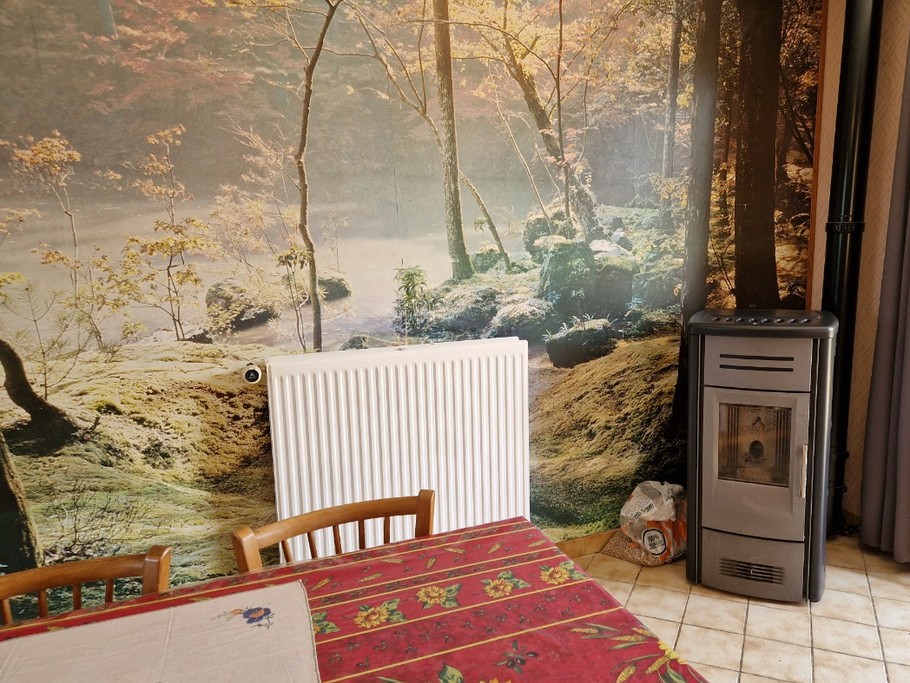 Poêle à granules dans la salle à manger - Gîte des 4 vents à Girmont - Val d'Ajol dans les Vosges