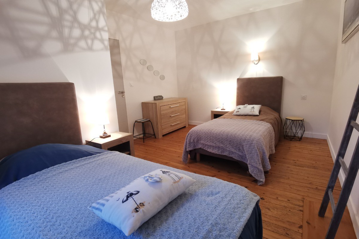 Etage 1:Chambre 2 avec 2 lits 90 x 200
