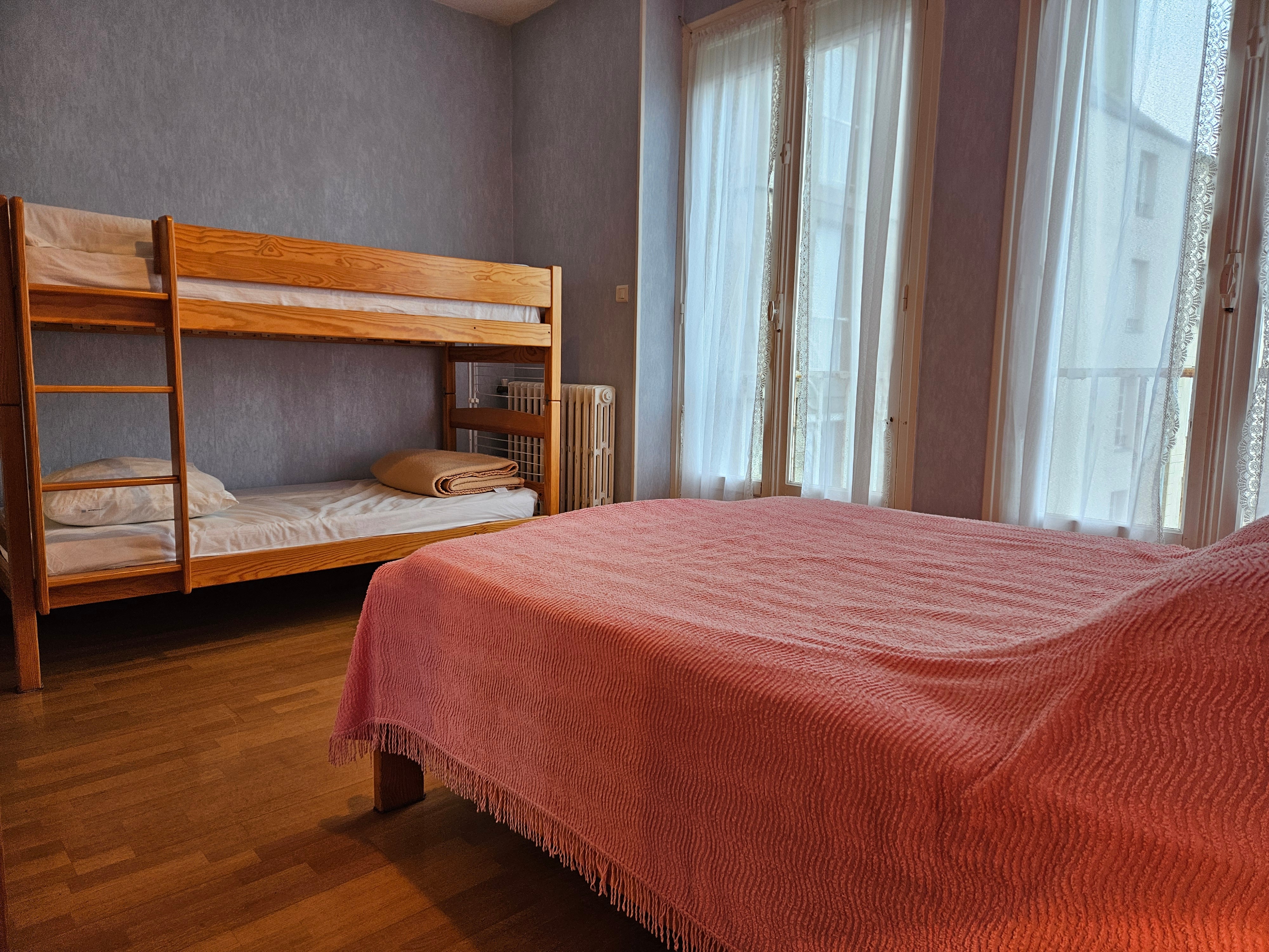 Chambre 2 avec un lit 140x190 cm et 2 lits 90x190 cm superposés. Rangements