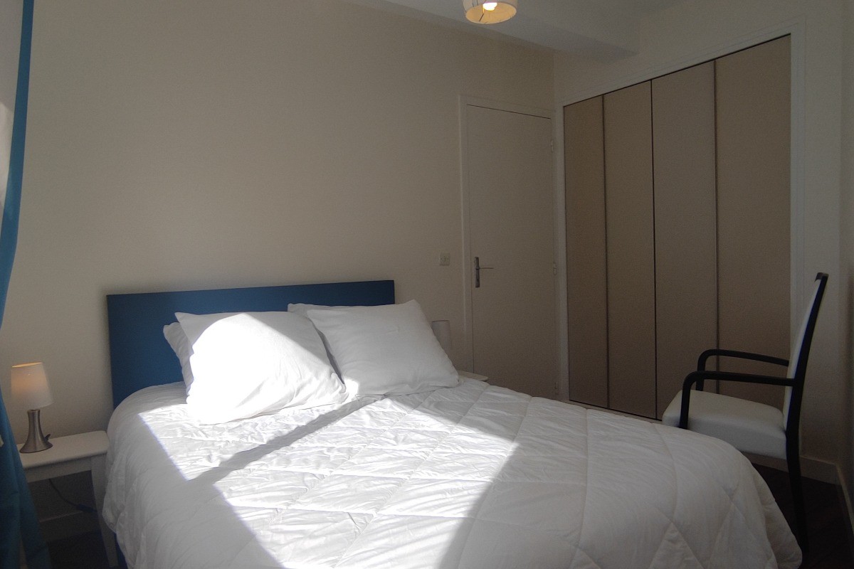 Chambre avec lit 140