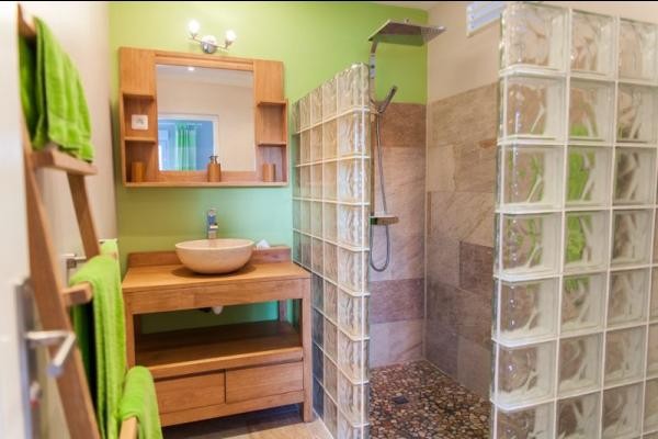 sa salle d'eau attenante