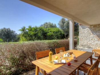 Terrasse sans vis à vis et ombragée du gîte Lili