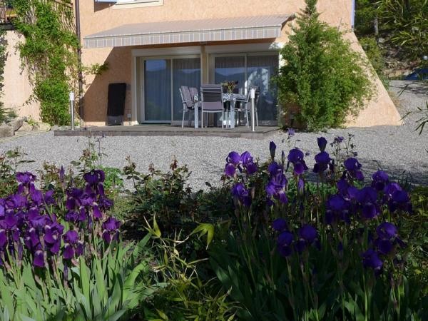 la location  avec sa terrasse indépendante, salon de jardin