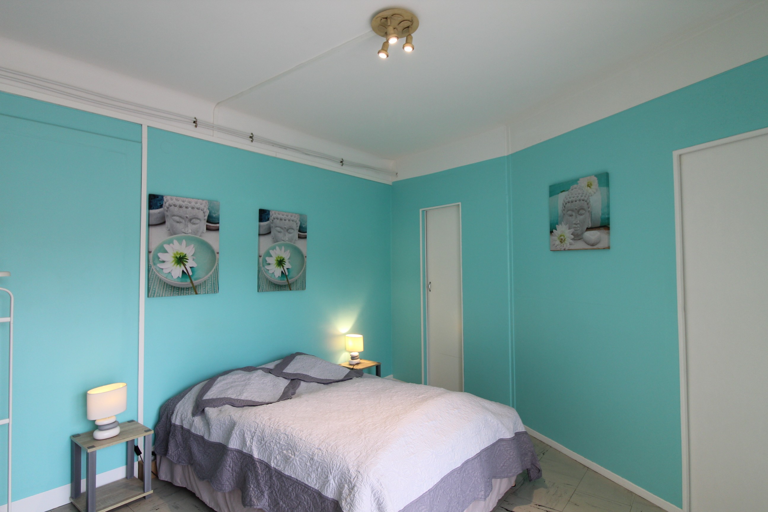 Grande chambre spacieuse - Appartement F1 2ème étage