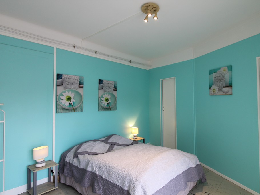 Grande chambre spacieuse - Appartement F1 2ème étage