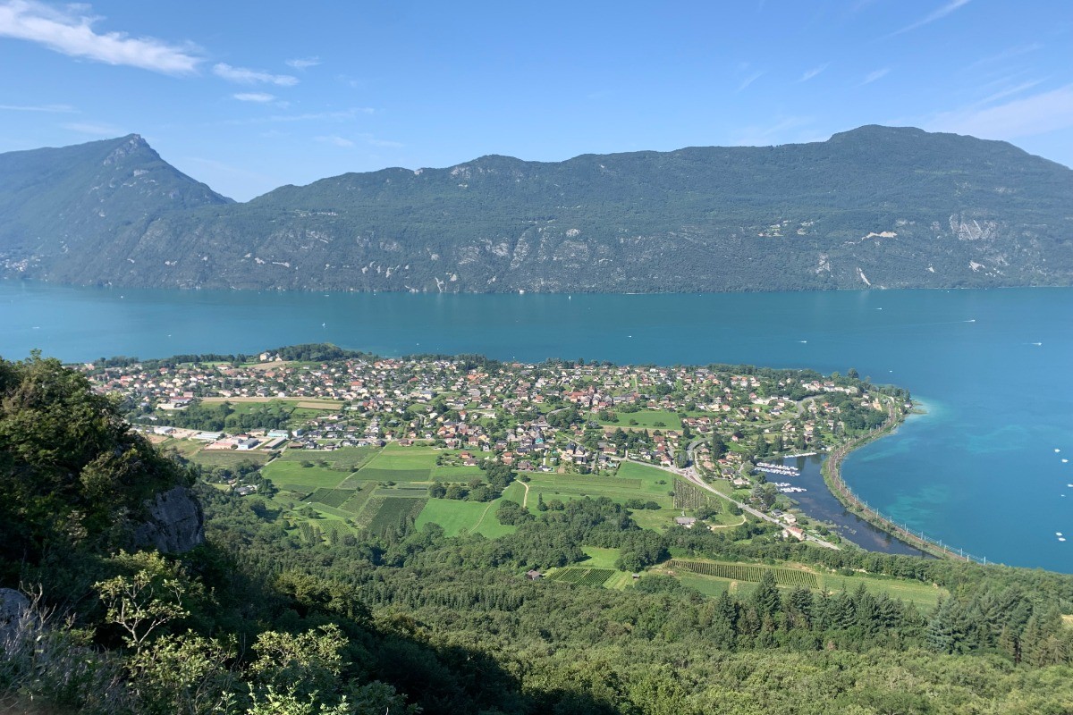 Vue sur le lac depuis la "grotte aux fées"
