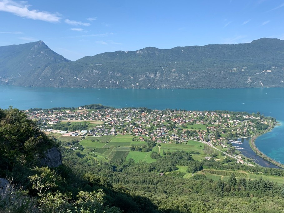 Vue sur le lac depuis la "grotte aux fées"