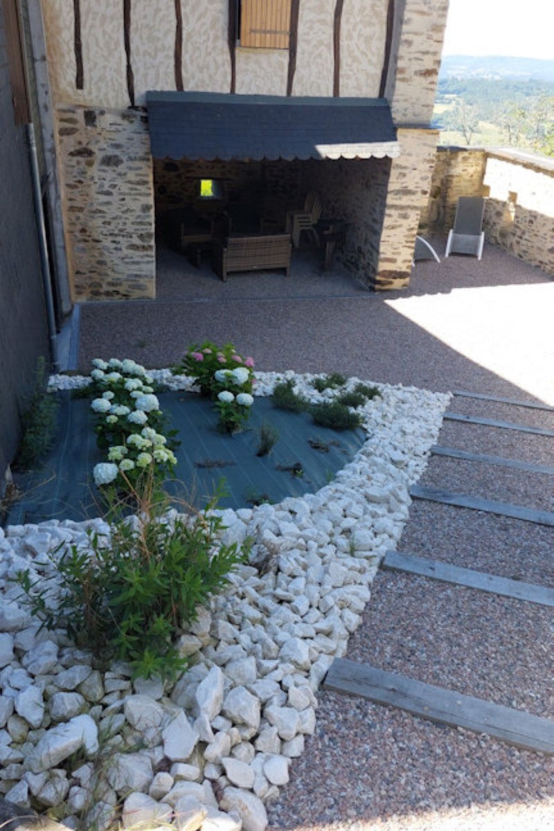 Extérieur aménagé GITE LA CHARTROULLE 19 CORREZE CLEVACANCES