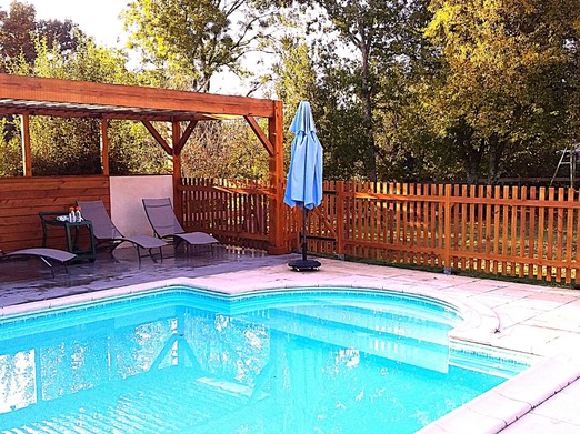 Piscine aménagée , ombrière