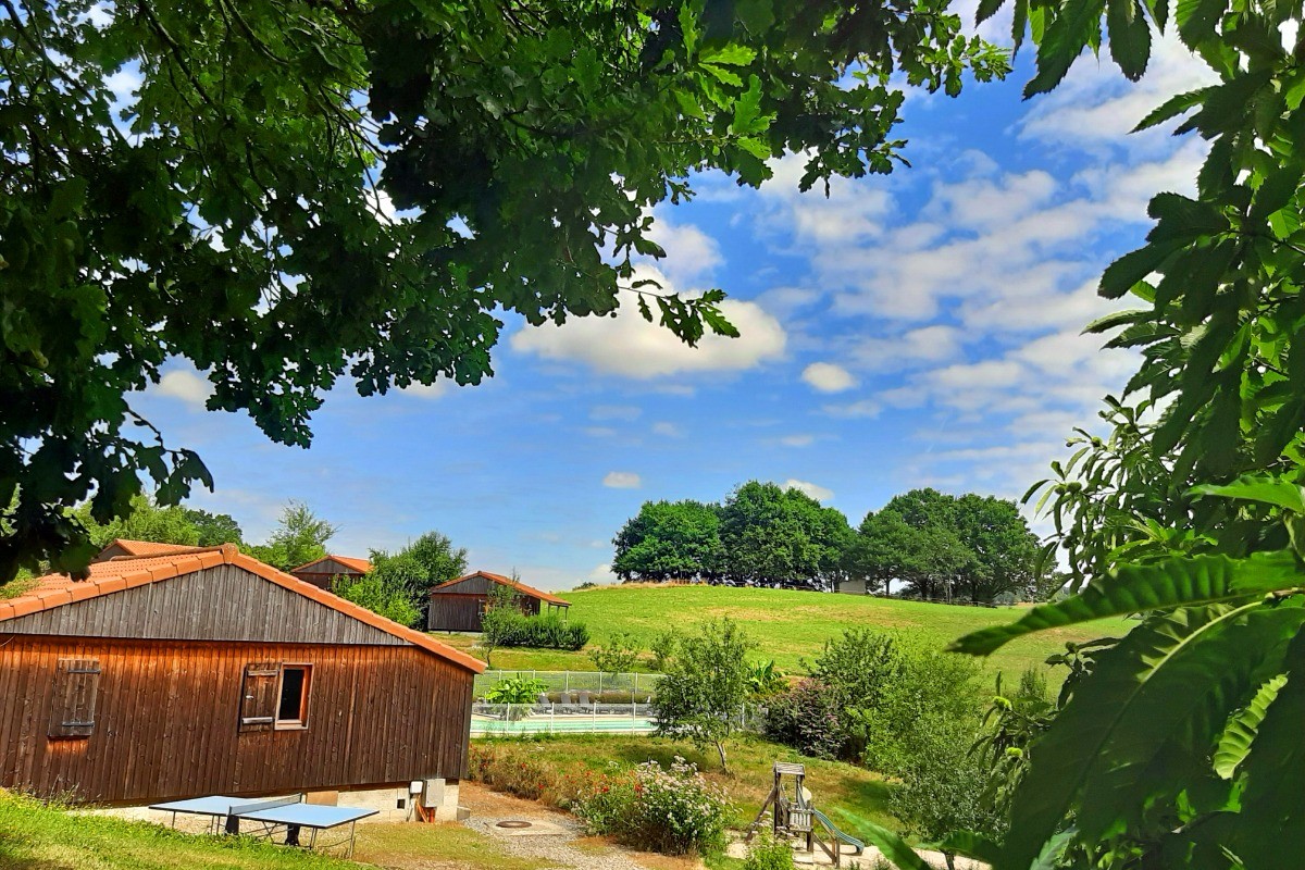 vue des chalets en bois avec piscine