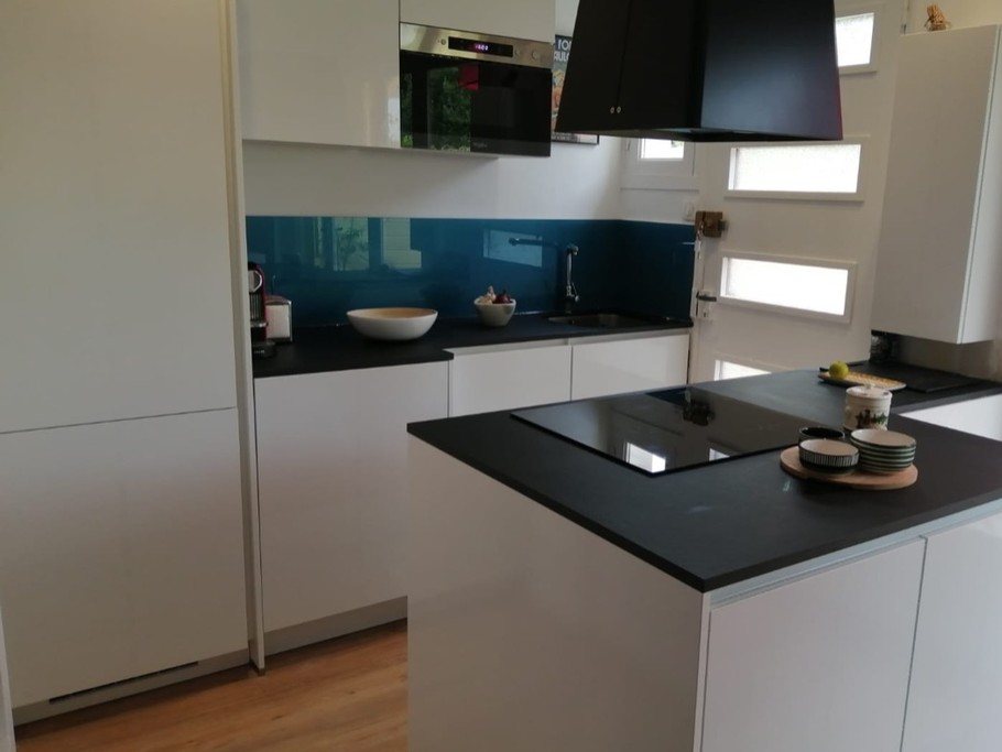 La cuisine aménagée et entièrement équipée