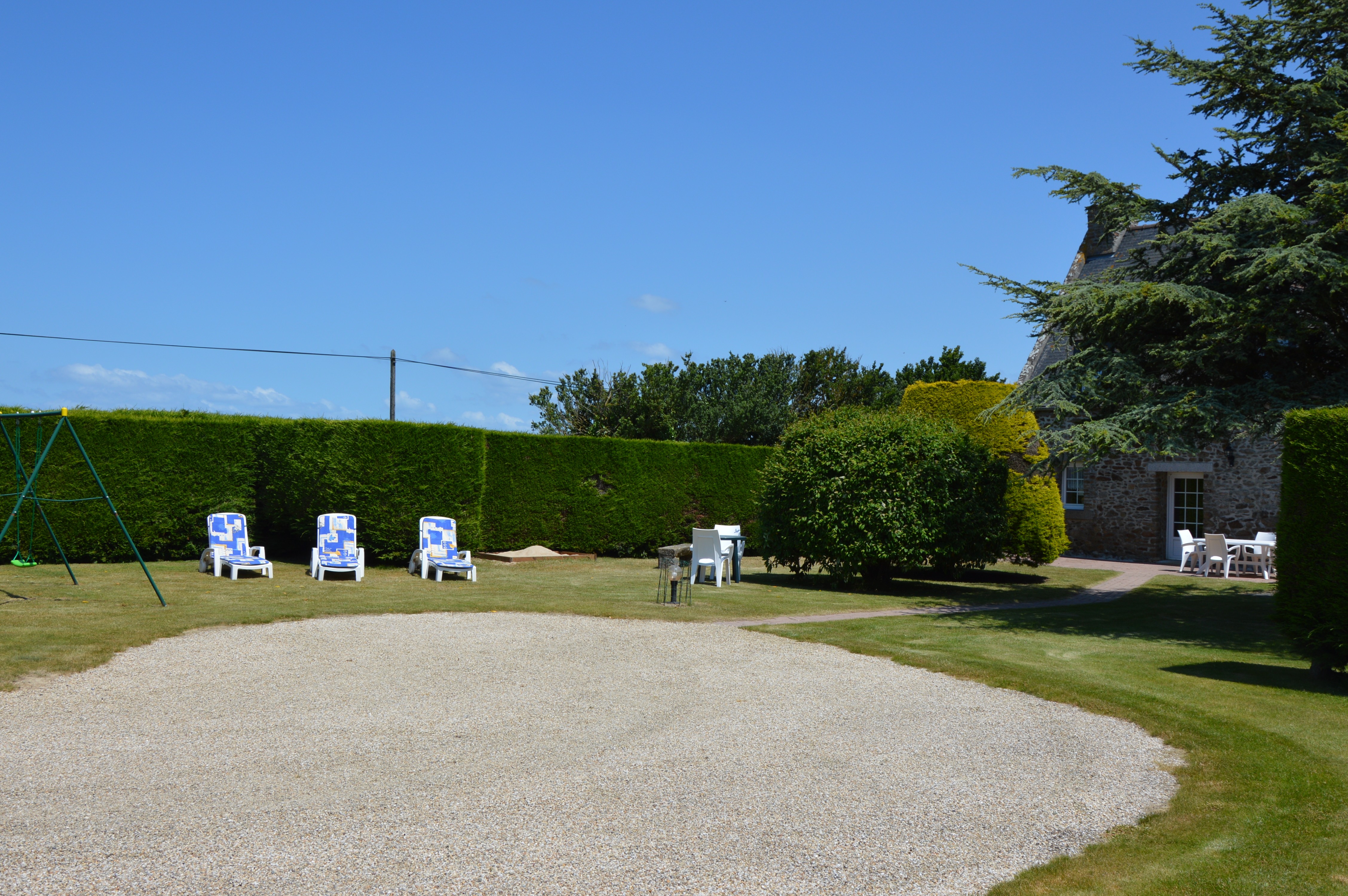 Cour pour le stationnement de vos véhicules et jouer à la pétanque