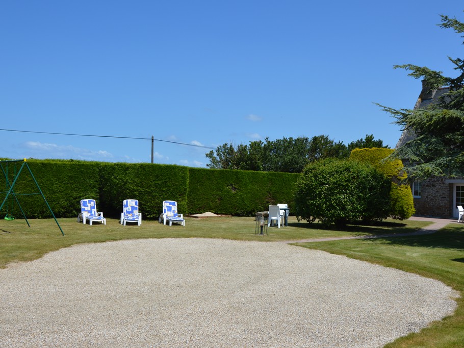 Cour pour le stationnement de vos véhicules et jouer à la pétanque