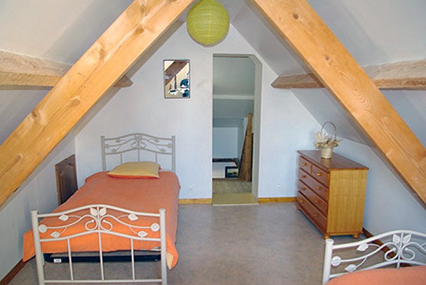 chambre enfants avec 3 lits de 90