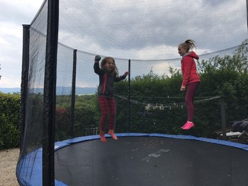 Un trempoline est à disposition des enfants.