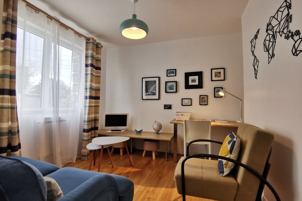 espace détente avec bureau et TV (RDC)