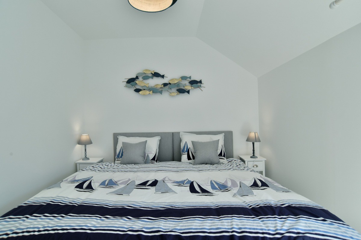 A l'étage côté ruelle, chambre pour 2 personnes (2 lit 90x200 cm ou 1 lit 180x200 cm).