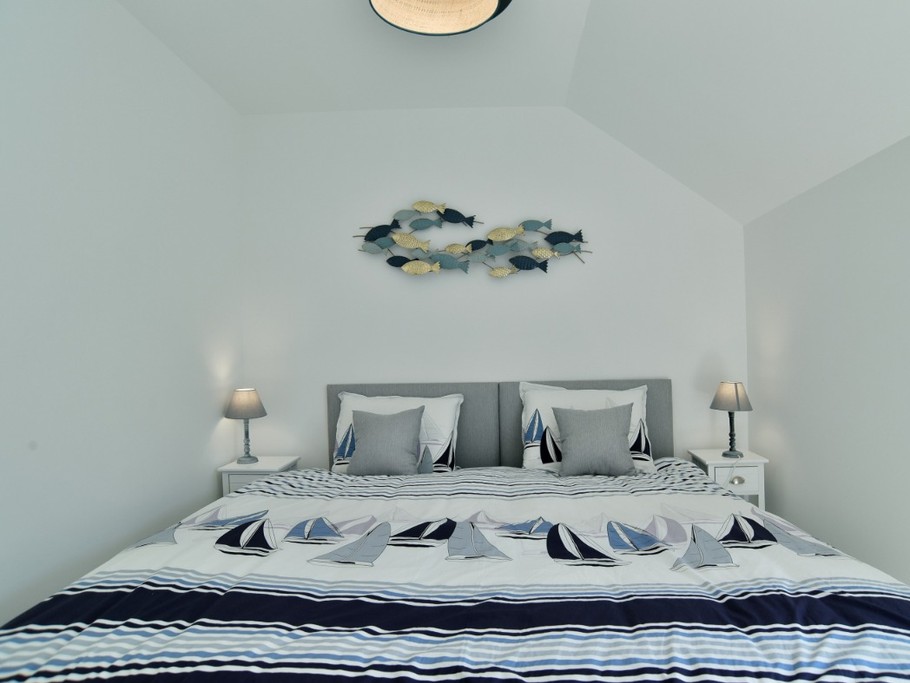 A l'étage côté ruelle, chambre pour 2 personnes (2 lit 90x200 cm ou 1 lit 180x200 cm).