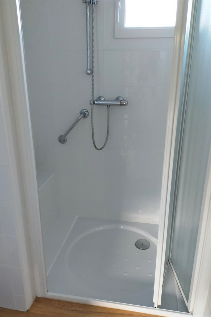 Deux salles d'eau avec douche, l'une au RDC, l'autre à l'étage, communicante avec 1 chambre.