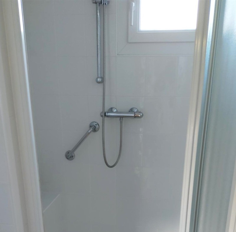 Deux salles d'eau avec douche, l'une au RDC, l'autre à l'étage, communicante avec 1 chambre.