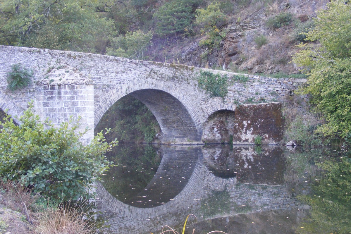 Le Pont classé de Grandfuel près de la Fenial