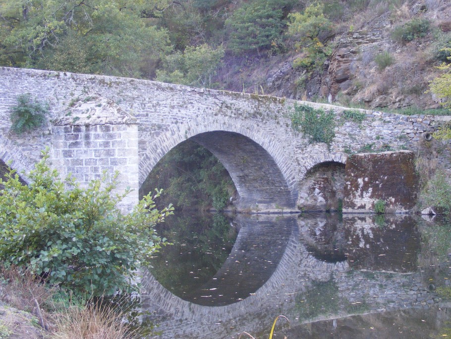 Le Pont classé de Grandfuel près de la Fenial
