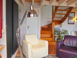 salon avec TV et bureau