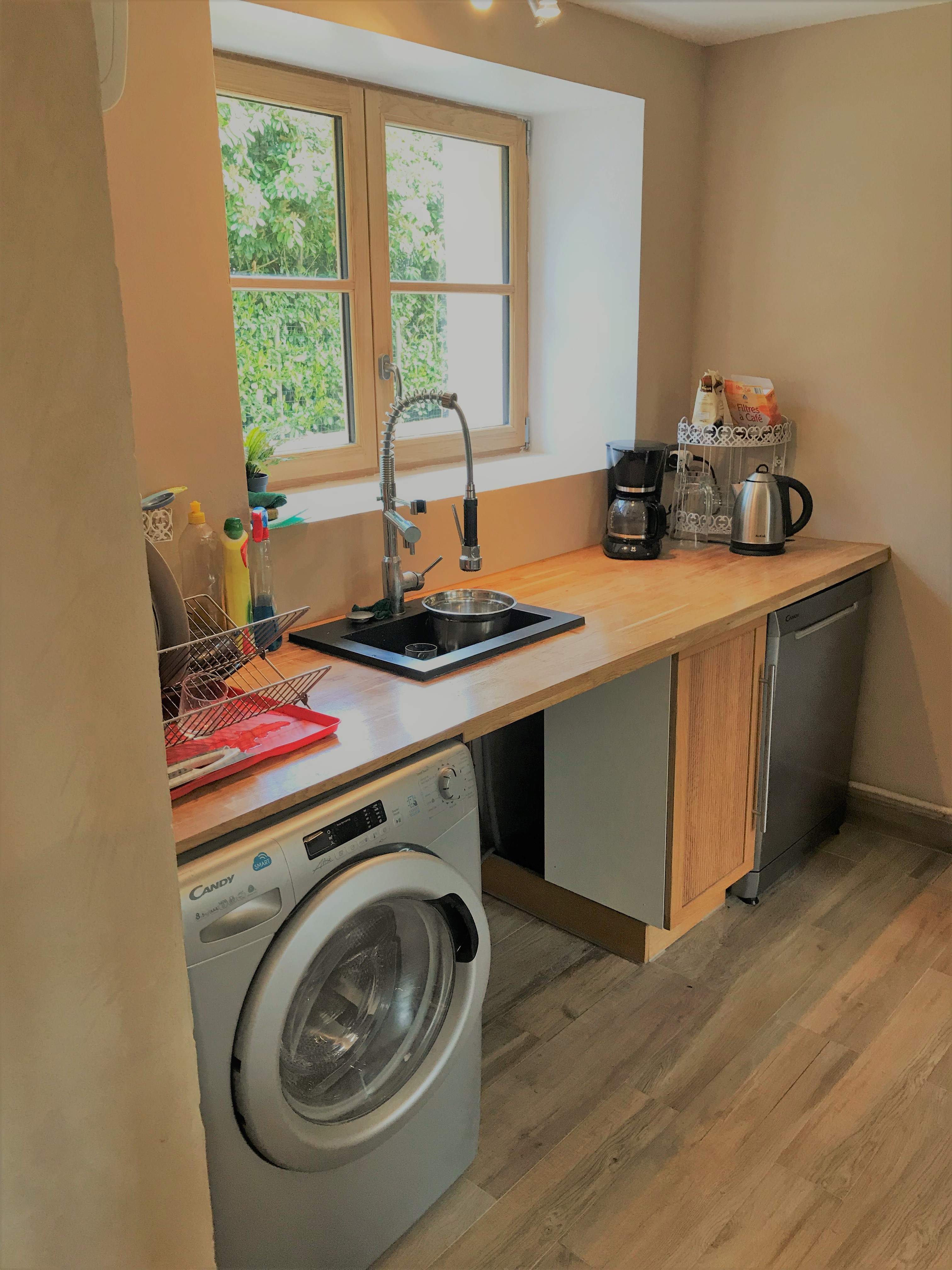 Cuisine du Grand Gîte : l'espace lavage (évier double bac+ lave-vaisselle + lave-linge + séchoir) et gestion des déchets (poubelles de tri)