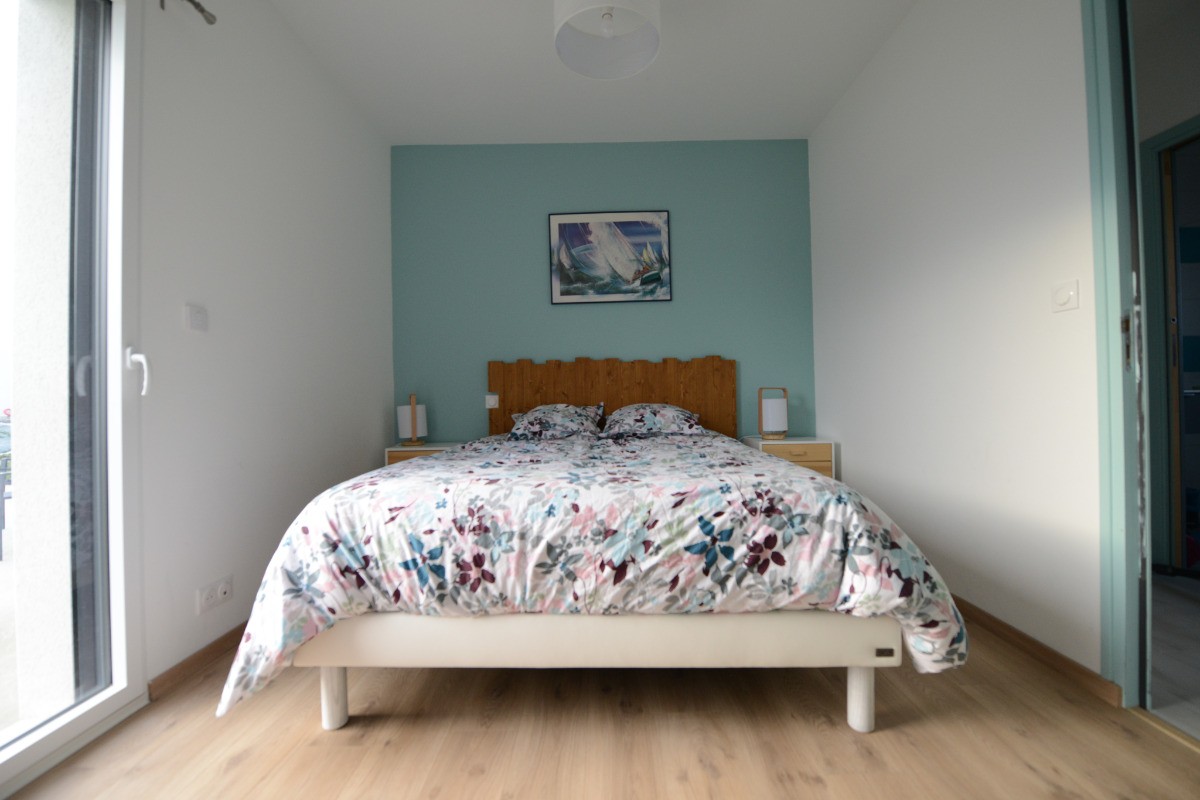 Chambre 1 avec lit 160 et salle d'eau privative - Maison de plain-pied équipée PMR - Location de vacances - Ploudalmézeau - Maison Roscaroc Aubertin