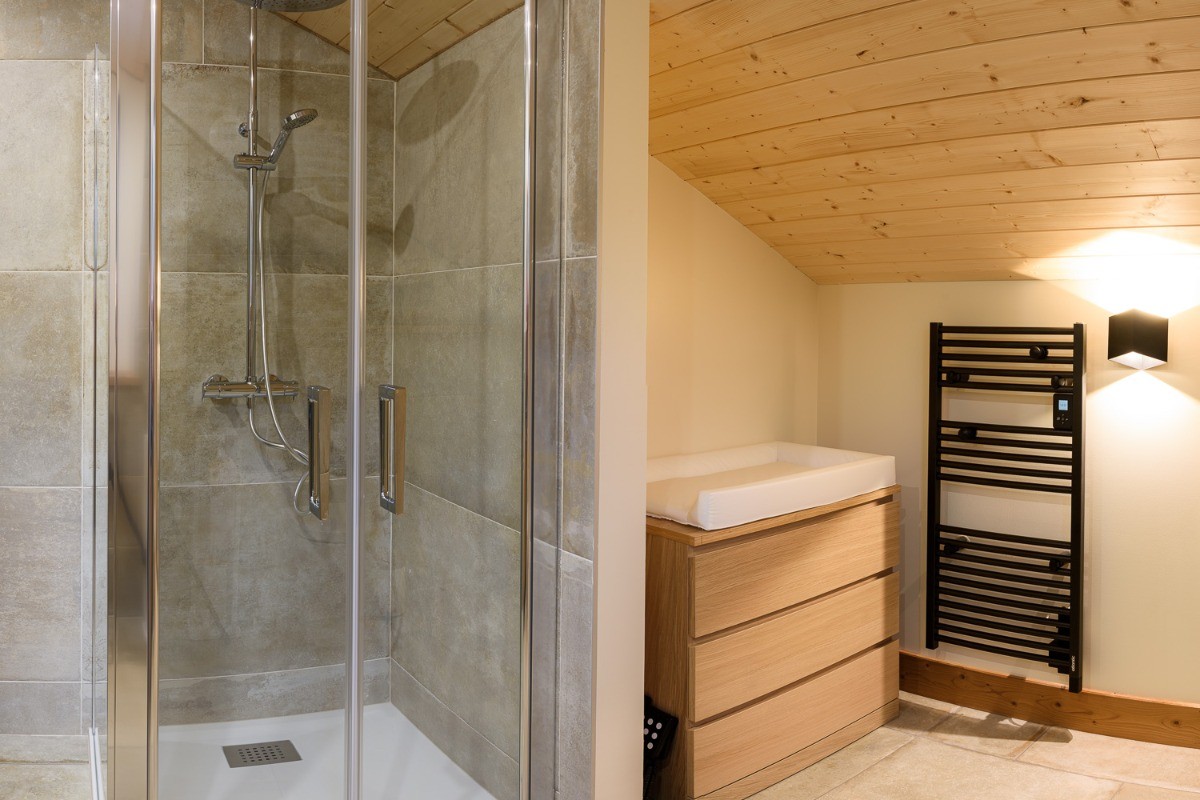 Salle d'eau avec douche, wc et matelas à langer (1er étage) - Le Domaine des Mésanges