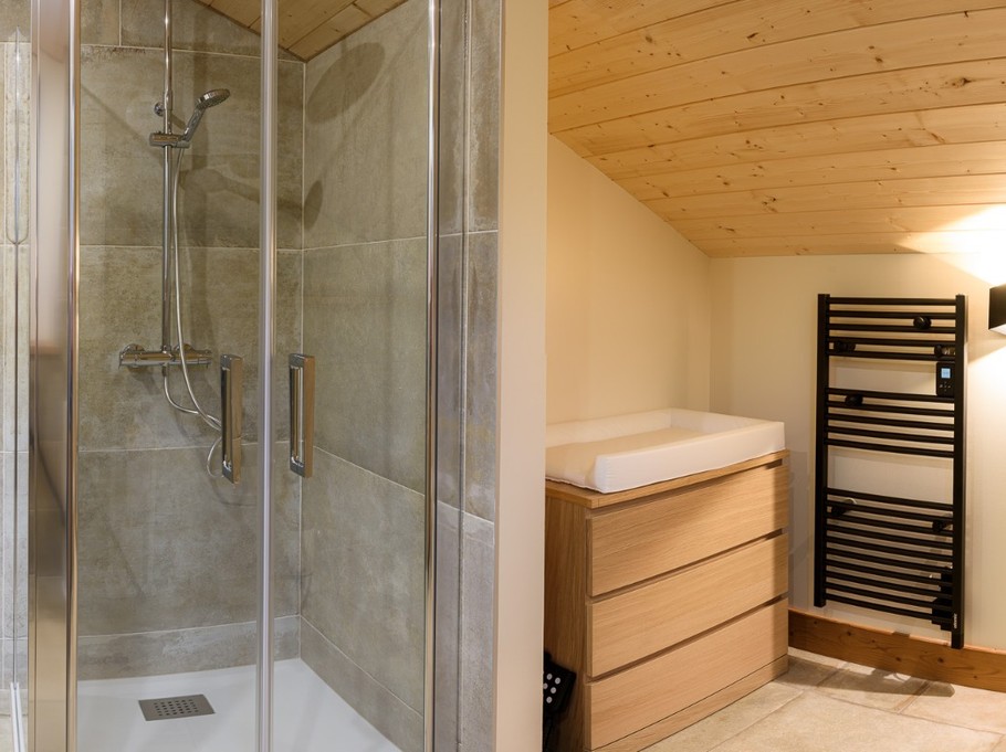 Salle d'eau avec douche, wc et matelas à langer (1er étage) - Le Domaine des Mésanges