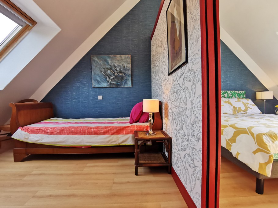 Chambre 3 (Gauche) communicante à la chambre 2 séparée par une cloison et porte