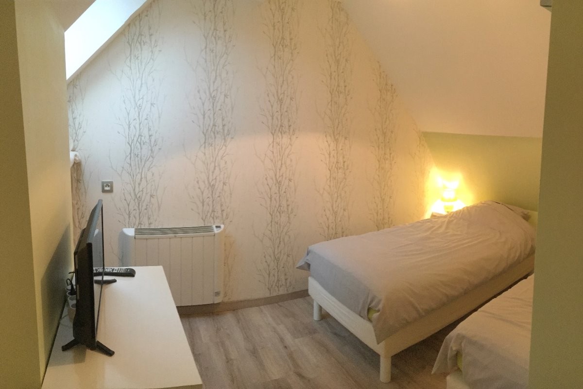 Chambre à l'étage avec TV, deux lits simples 90x190 pouvant être accolés.