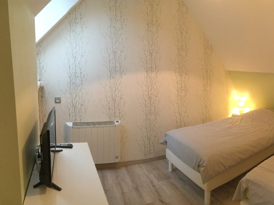 Chambre à l'étage avec TV, deux lits simples 90x190 pouvant être accolés.