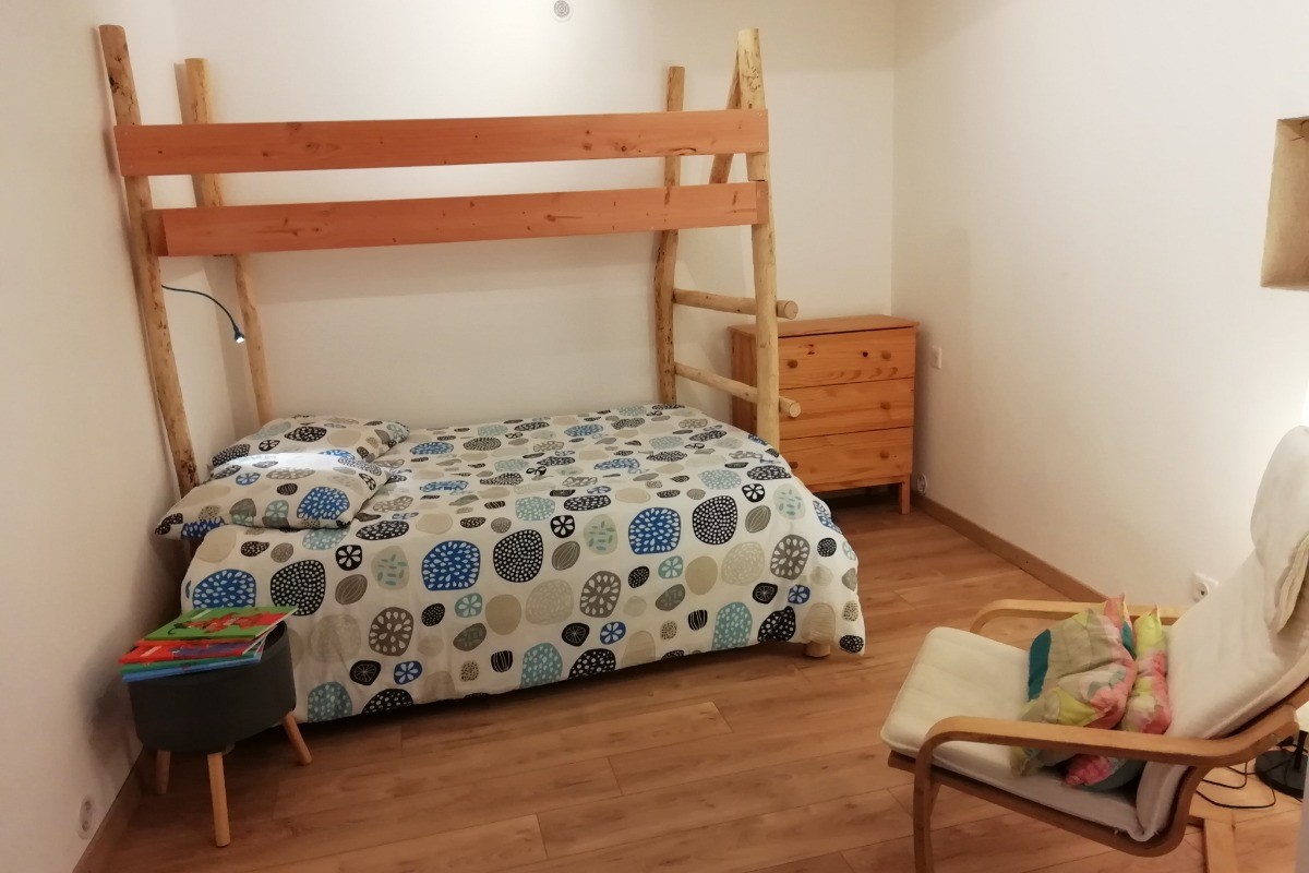 Le grand lit du studio indépendant 140 x 190