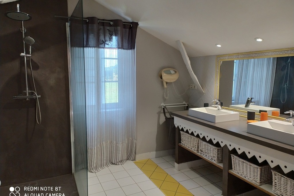 salle d'eau avec douche à l'italienne, grand espace "La Maison de Jeanne"