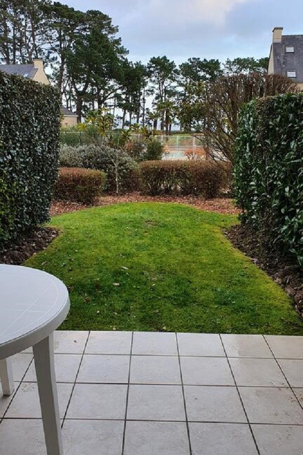 Jardinet avec salon de jardin