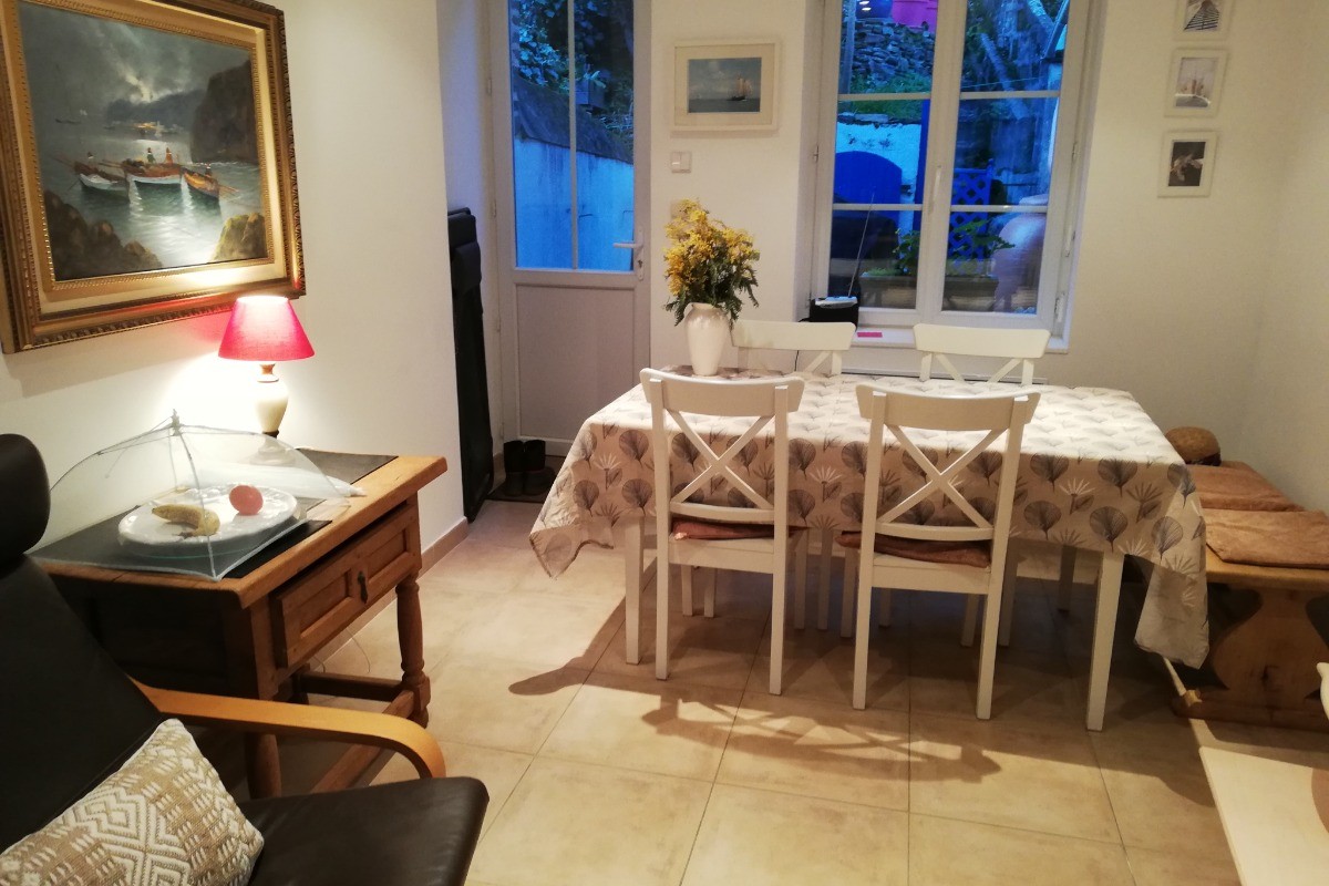 Coin séjour au 1er étage, Accès direct à la 1ère terrasse avec salon de jardin et barbecue