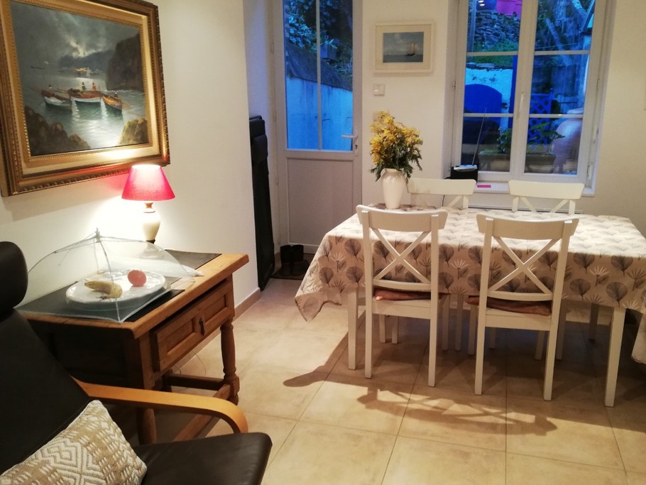 Coin séjour au 1er étage, Accès direct à la 1ère terrasse avec salon de jardin et barbecue