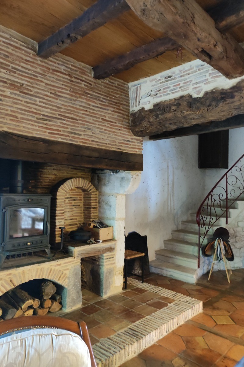 poêle à bois et escalier menant au coin nuit