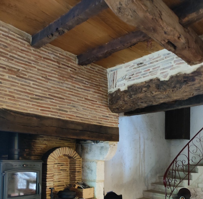 poêle à bois et escalier menant au coin nuit